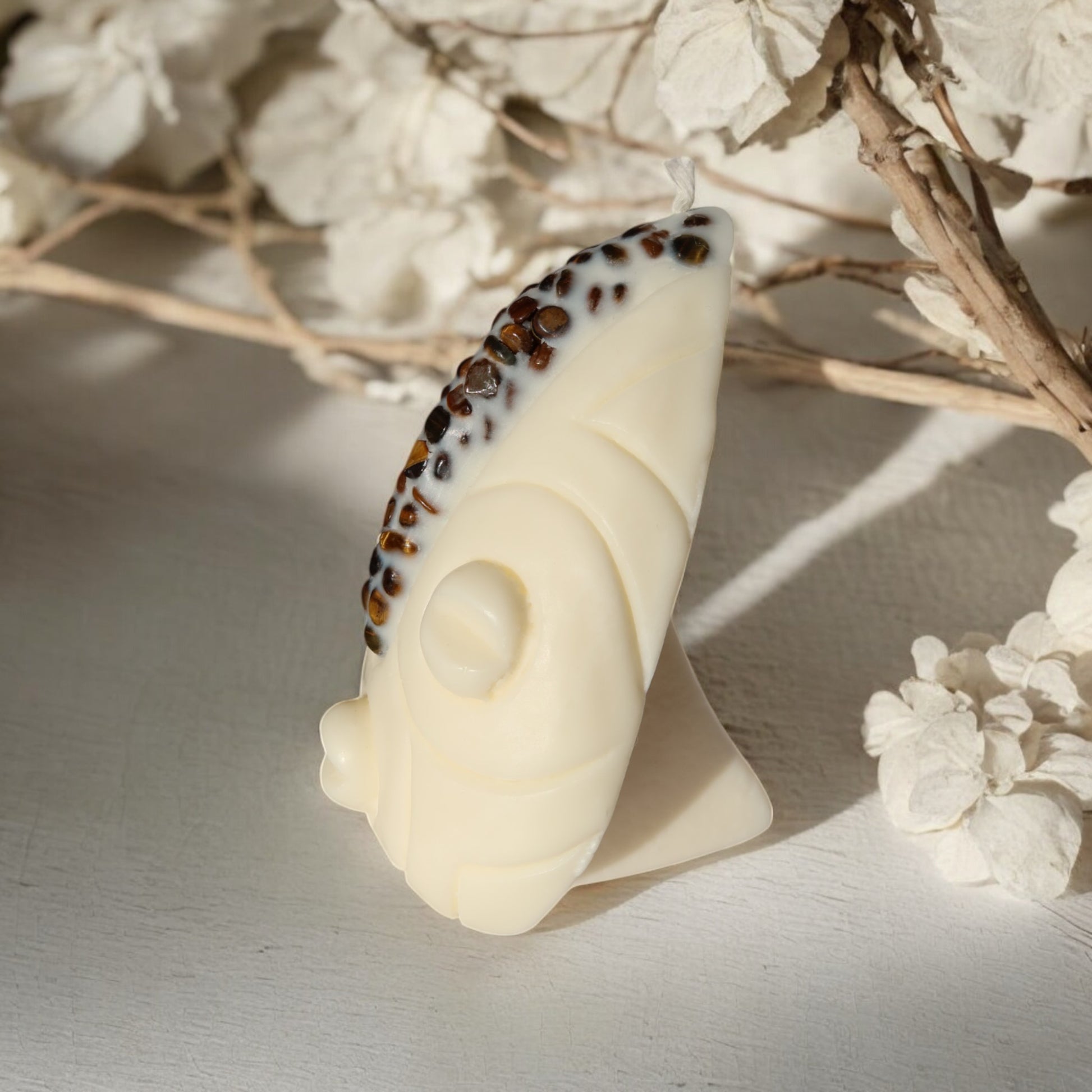 Bougie artisanale KOBA masque africain gardien en cire naturelle, fait main en France. Pierres semi-précieuses lithothérapie