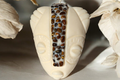Bougie artisanale NAYA masque africain en cire naturelle, fait main en France. Pierres semi-précieuses lithothérapie