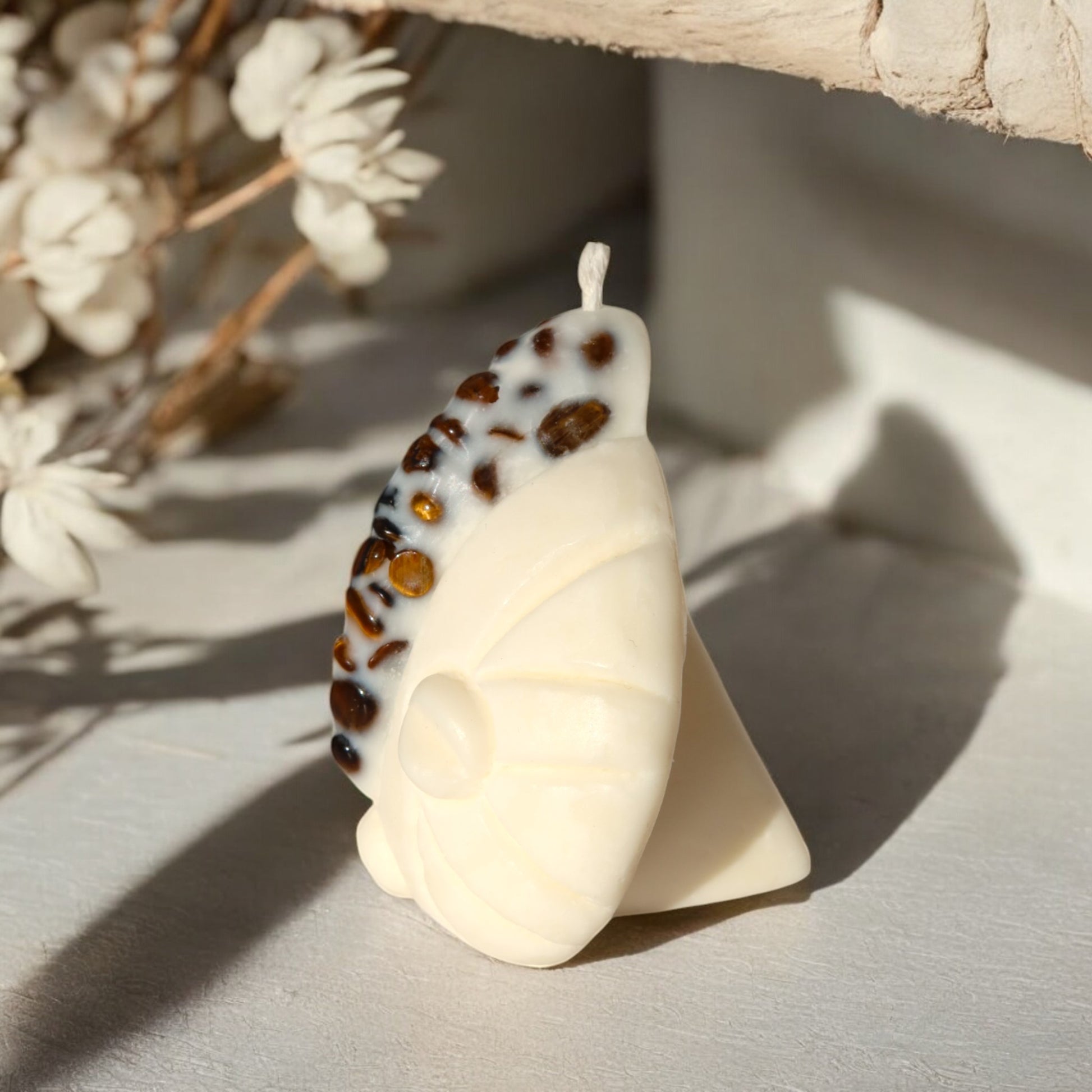 Bougie artisanale MAYELE masque africain en cire naturelle, fait main en France. Pierres semi-précieuses lithothérapie