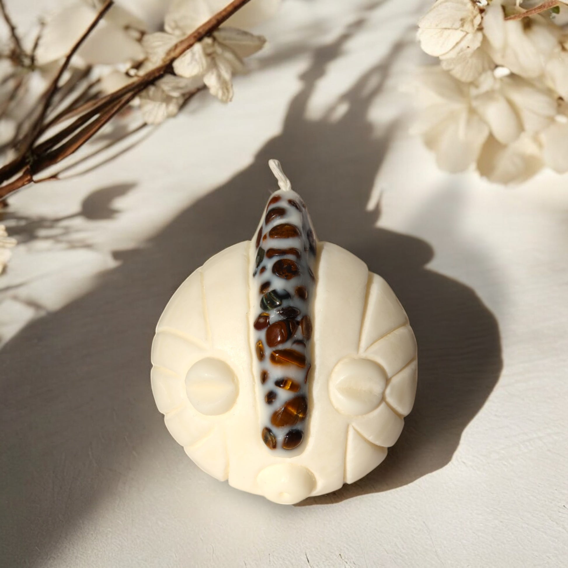 Bougie artisanale MAYELE masque africain en cire naturelle, fait main en France. Pierres semi-précieuses lithothérapie