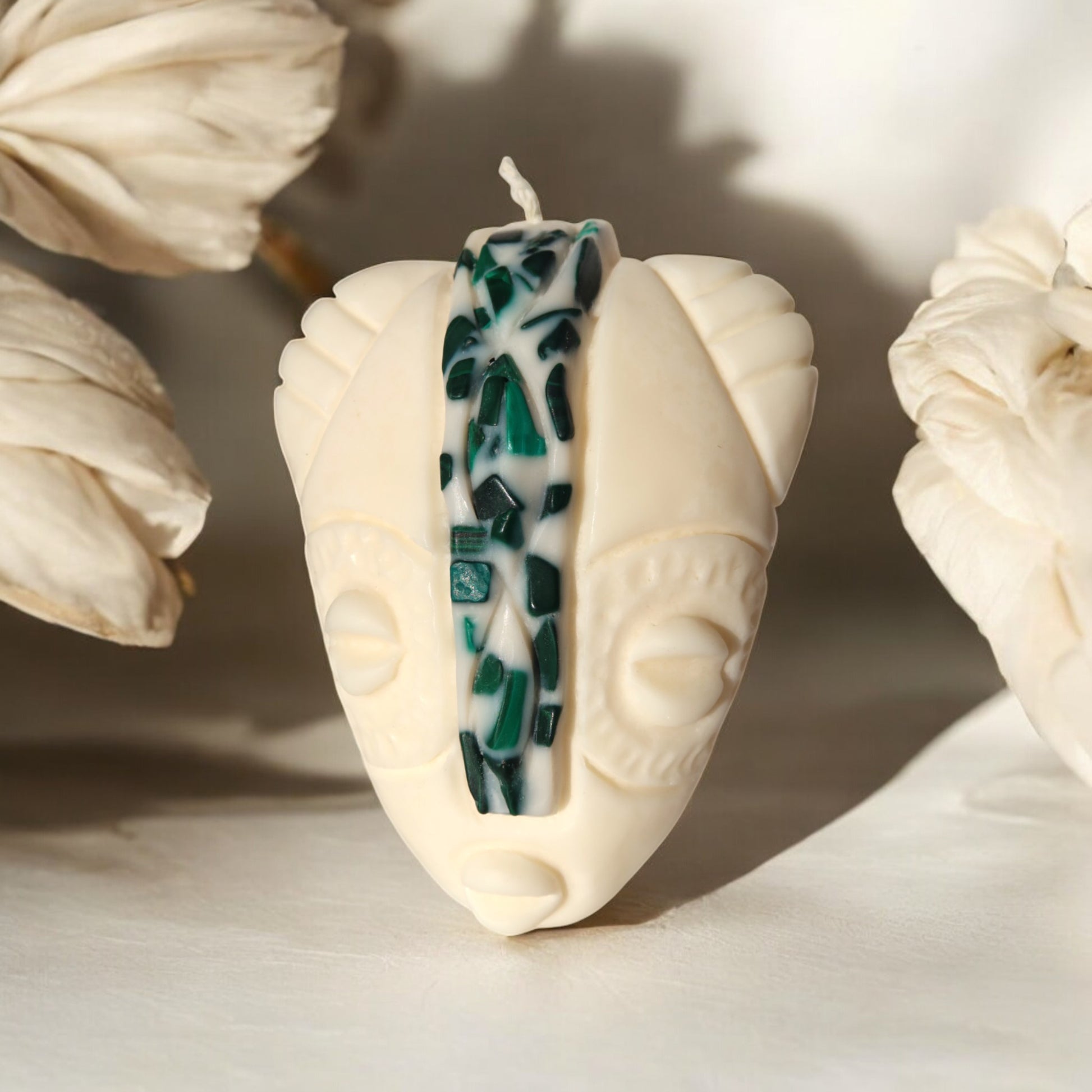 Bougie artisanale NAYA masque africain en cire naturelle, fait main en France. Pierres semi-précieuses lithothérapie