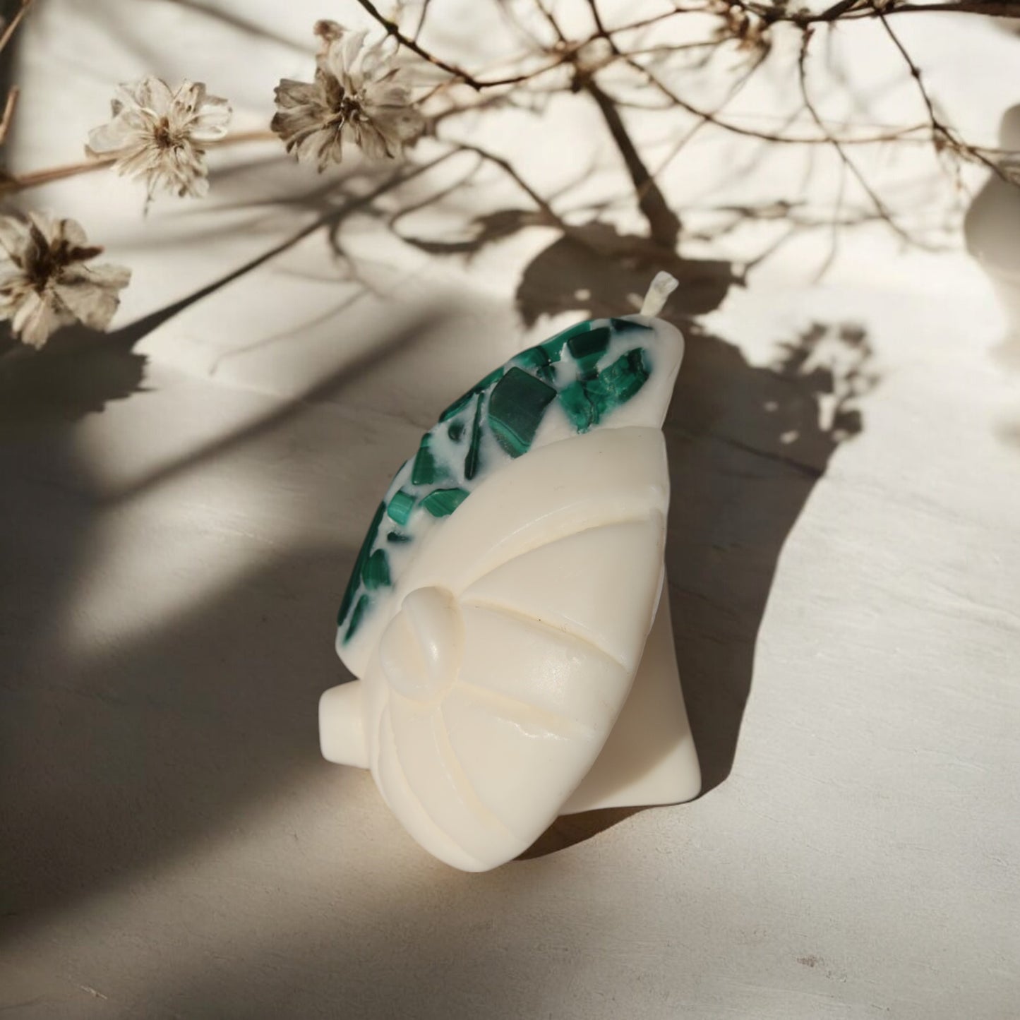 Bougie artisanale MAYELE masque africain en cire naturelle, fait main en France. Pierres semi-précieuses lithothérapie