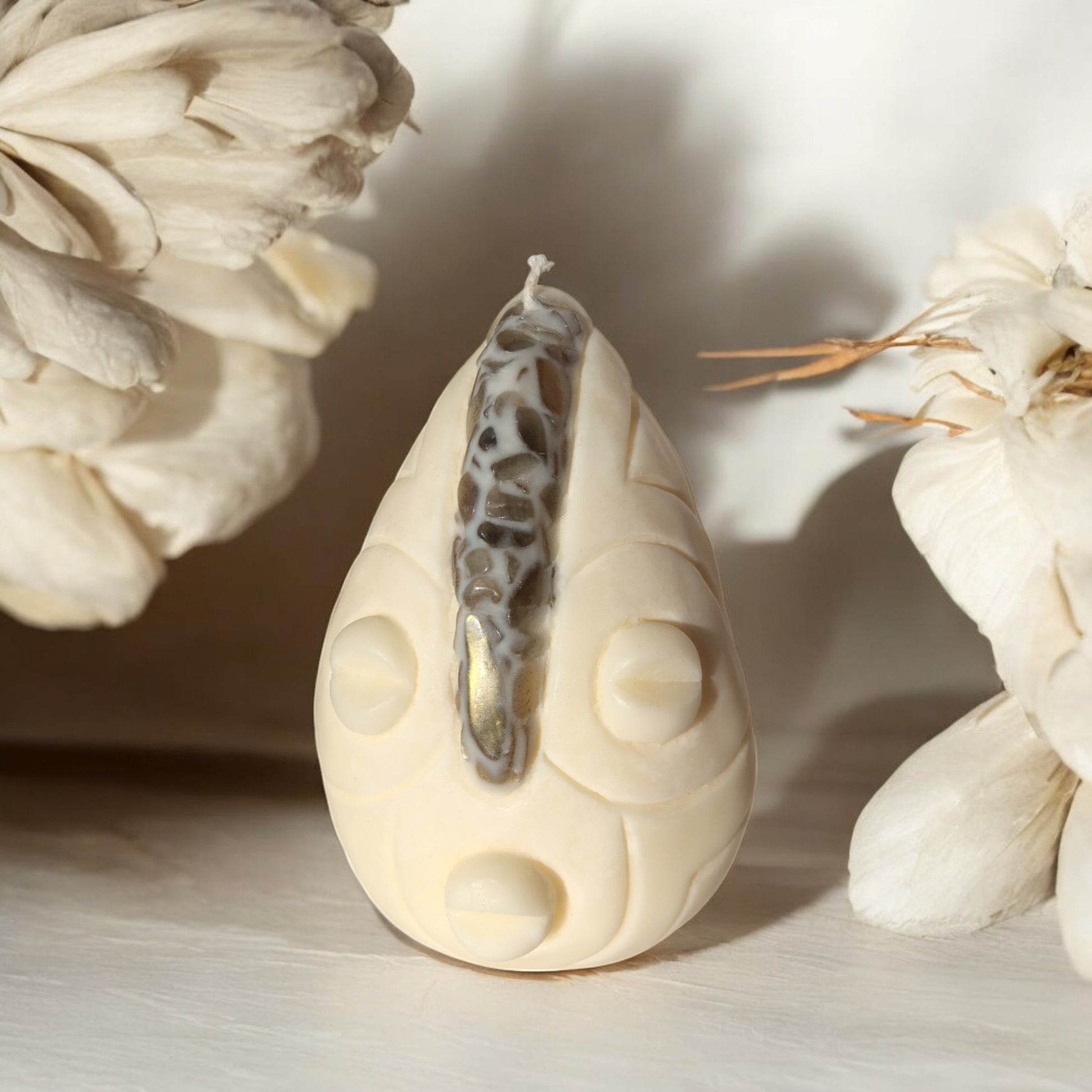 Bougie artisanale KOBA masque africain gardien en cire naturelle, fait main en France. Pierres semi-précieuses lithothérapie