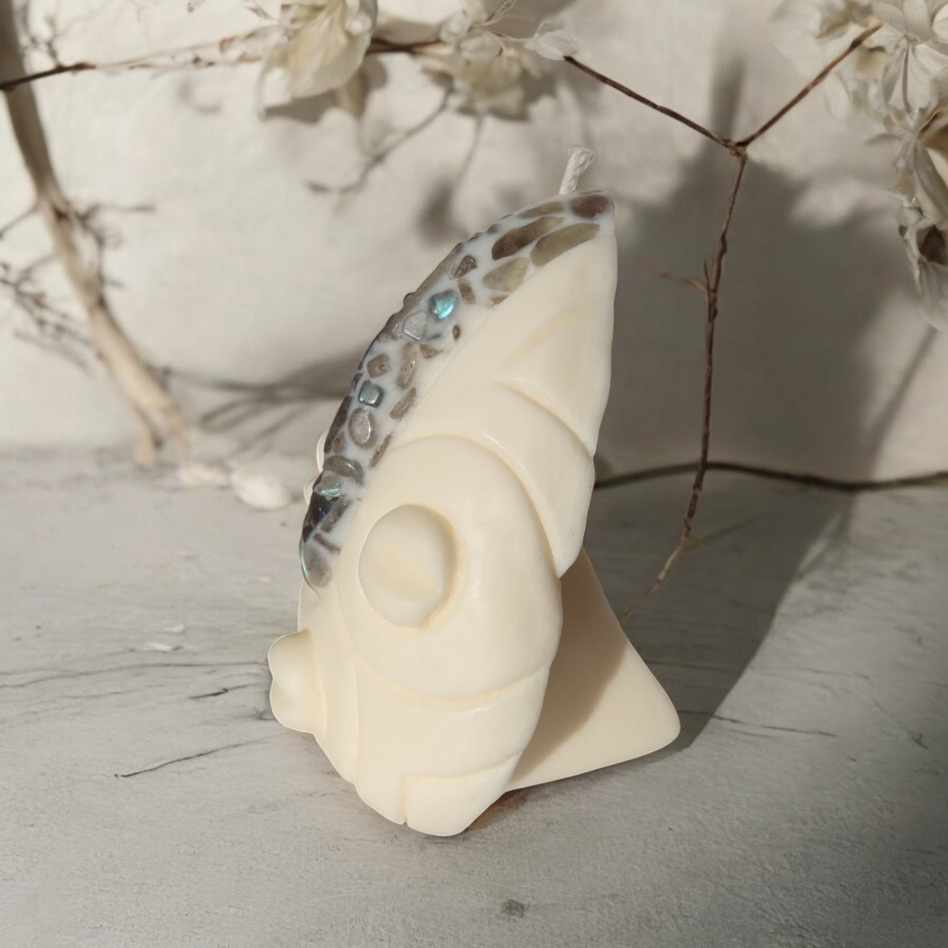 Bougie artisanale KOBA masque africain gardien en cire naturelle, fait main en France. Pierres semi-précieuses lithothérapie