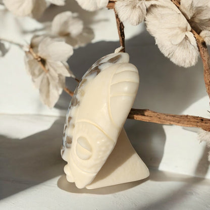 Bougie artisanale NAYA masque africain en cire naturelle, fait main en France. Pierres semi-précieuses lithothérapie