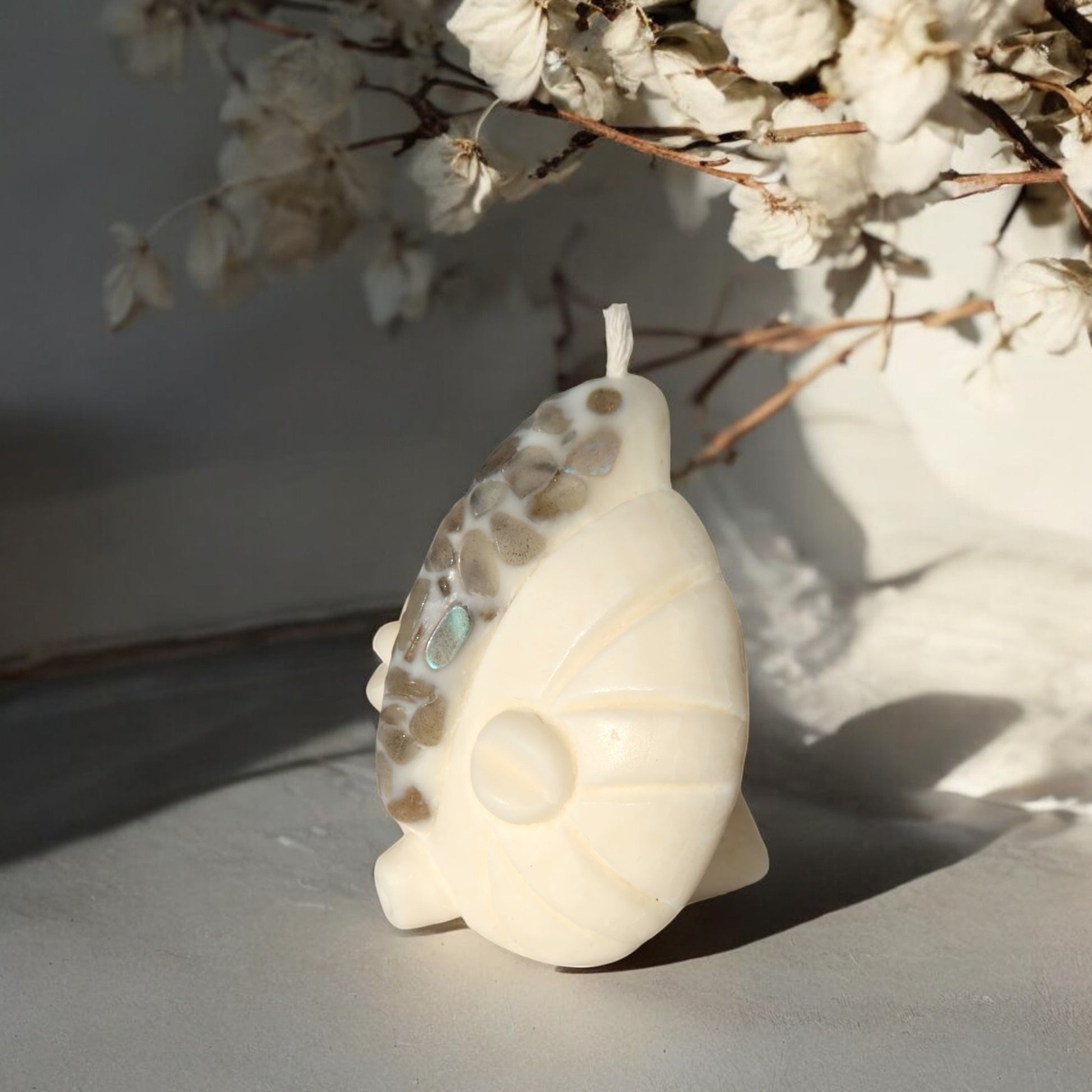 Bougie artisanale MAYELE masque africain en cire naturelle, fait main en France. Pierres semi-précieuses lithothérapie