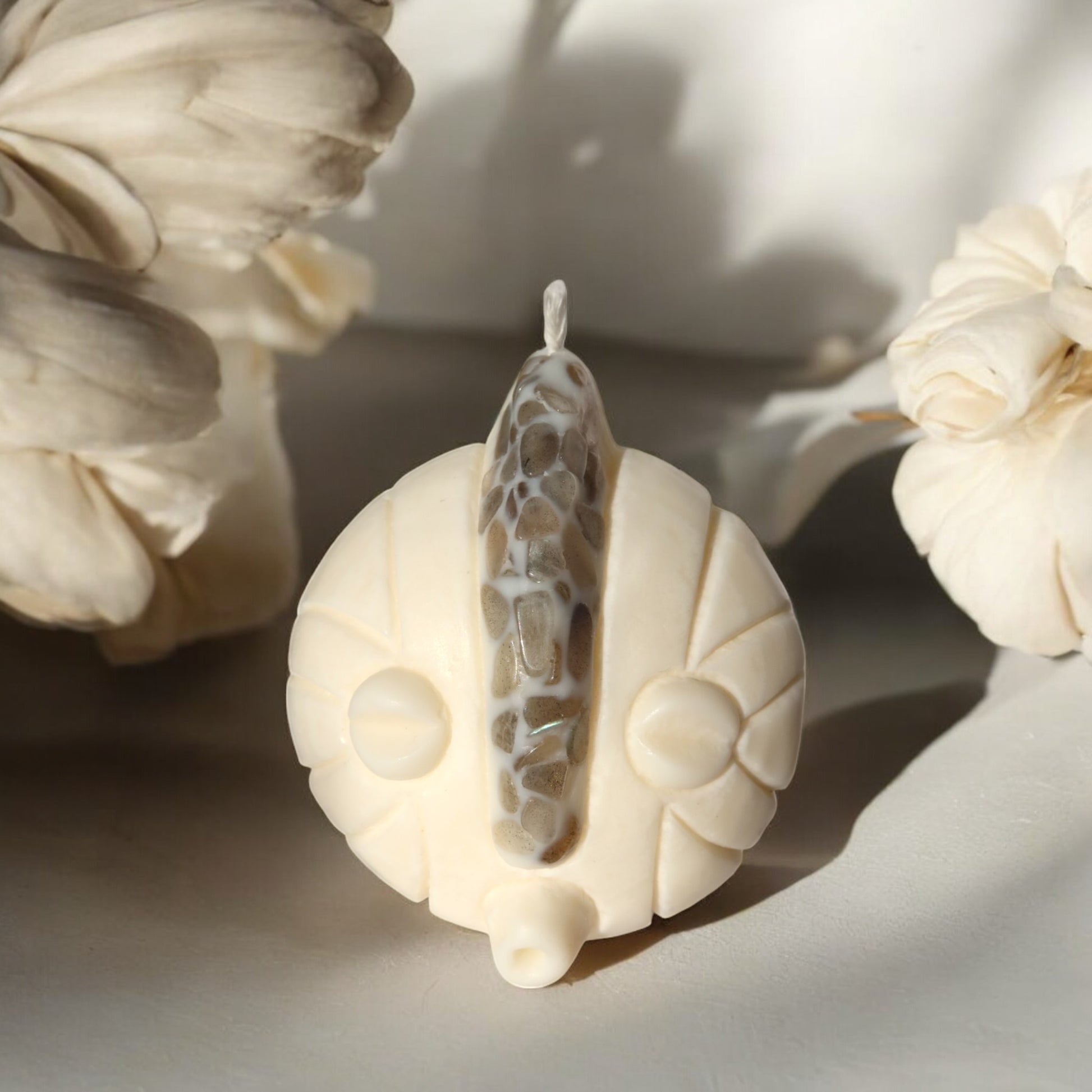 Bougie artisanale MAYELE masque africain en cire naturelle, fait main en France. Pierres semi-précieuses lithothérapie