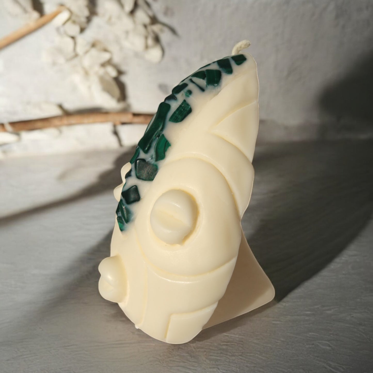 Bougie artisanale KOBA masque africain gardien en cire naturelle, fait main en France. Pierres semi-précieuses lithothérapie