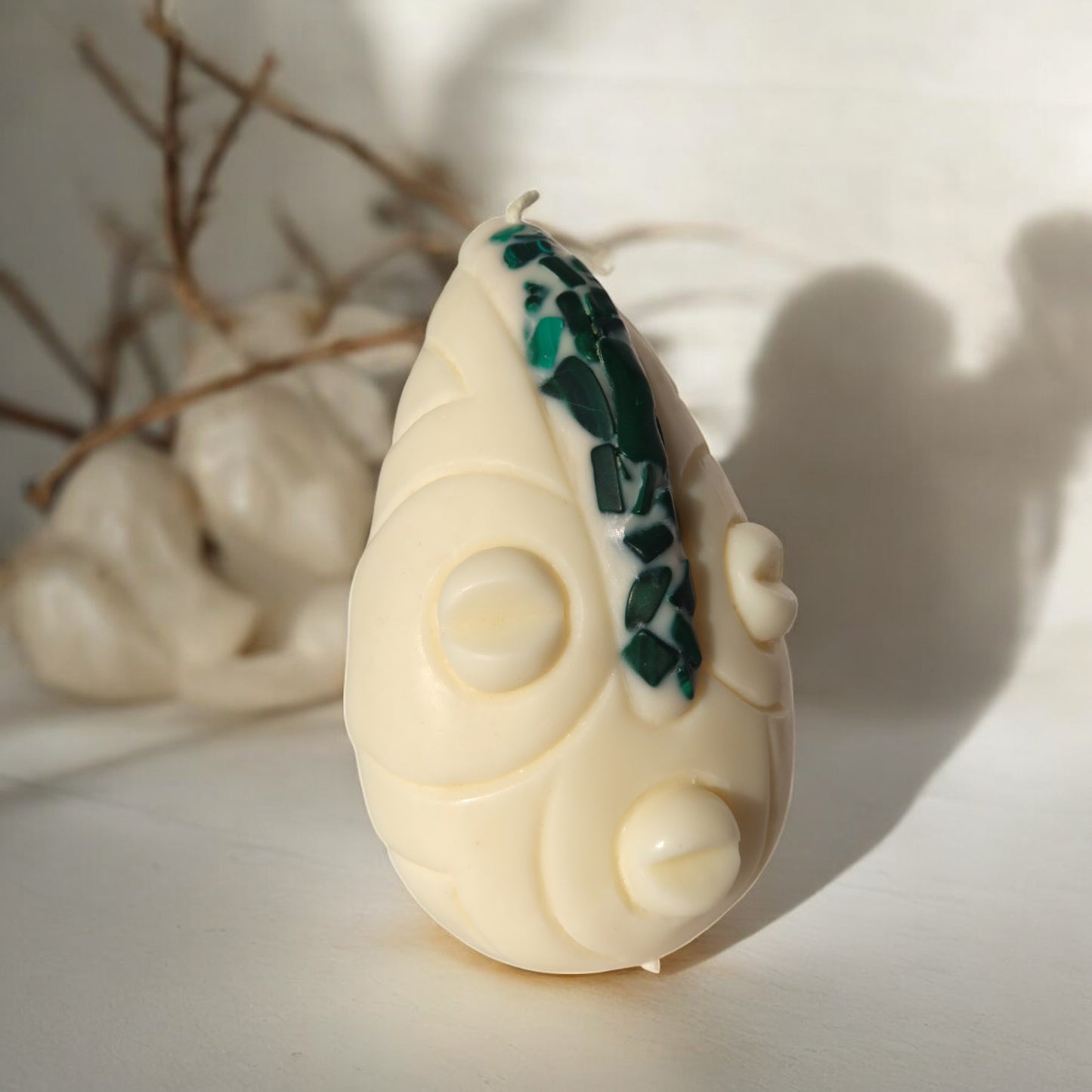 Bougie artisanale KOBA masque africain gardien en cire naturelle, fait main en France. Pierres semi-précieuses lithothérapie